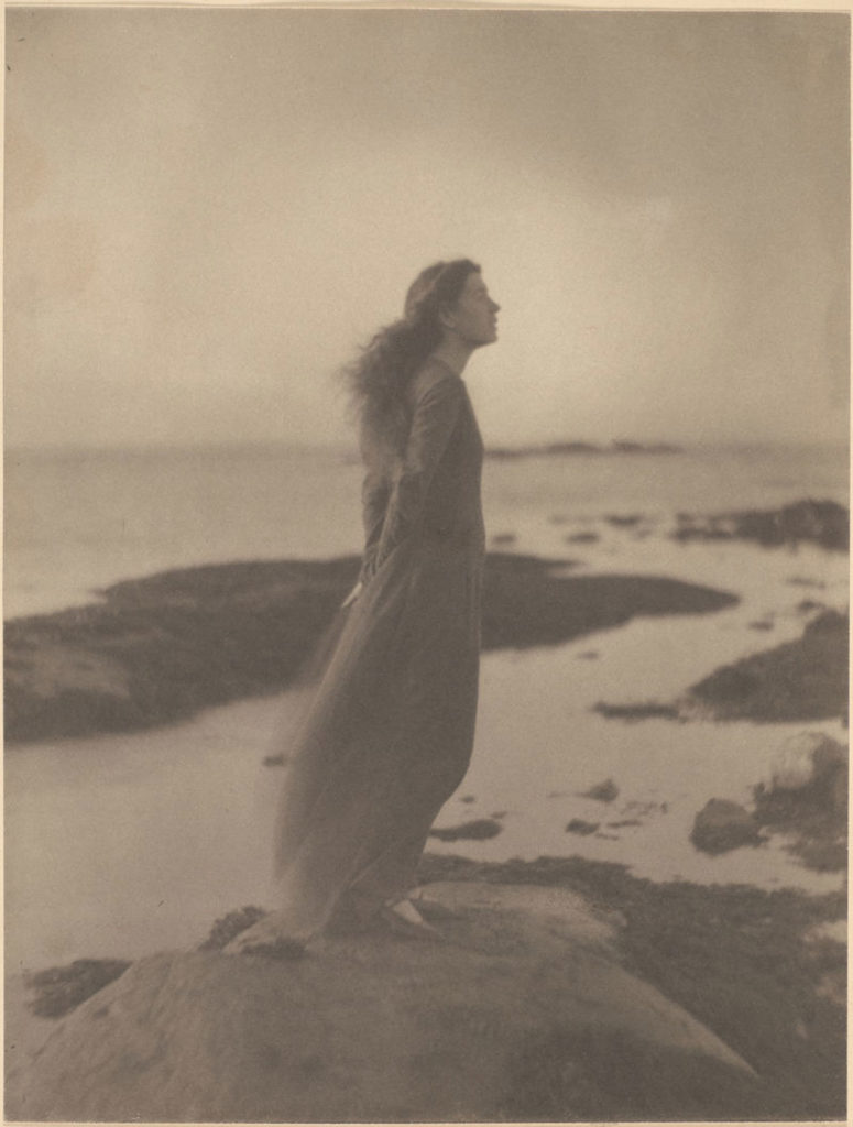 Clarence H. White “The Sea [Rose Pastor Stokes, Caritas Islands, Connecticut],” 1909, platinum print. (The Clarence H. White Archive, Princeton University )
