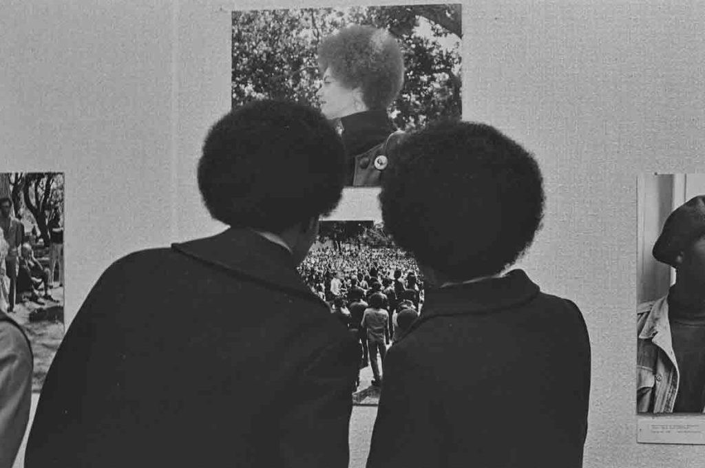 Pirkle Jones, "Crowds viewing 'The Black Panthers: A Photographic Essay' exhibition at the de Young Museum," Jan. 12, 1969. (Courtesy University of California, Santa Cruz)