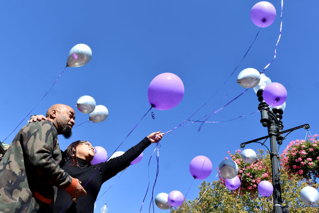 Donyell Chase-Willis and her fiancé release balloons in Cambridge's Harvard Square to honor her brother Darryl Willis, who was fatally struck by a truck there on Aug. 18. Sept. 19, 2020. (© Greg Cook photo)