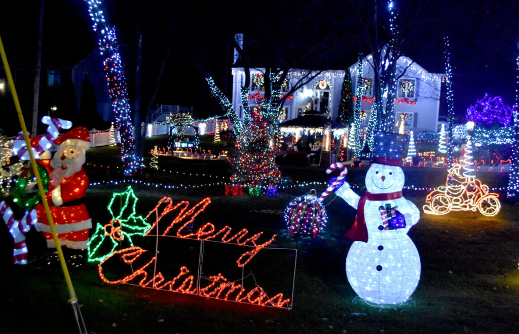 Christmas lights at 401 Lynn Fells Parkway, Saugus. 2020. (©Greg Cook photo)