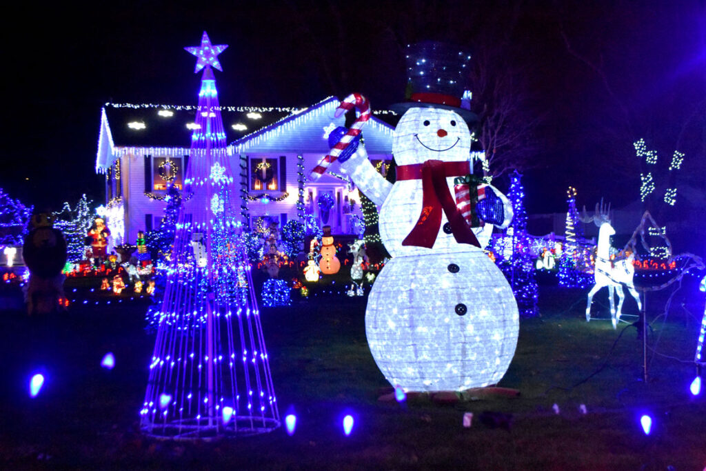 Christmas lights at 403 Lynn Fells Parkway, Saugus. 2020. (©Greg Cook photo)