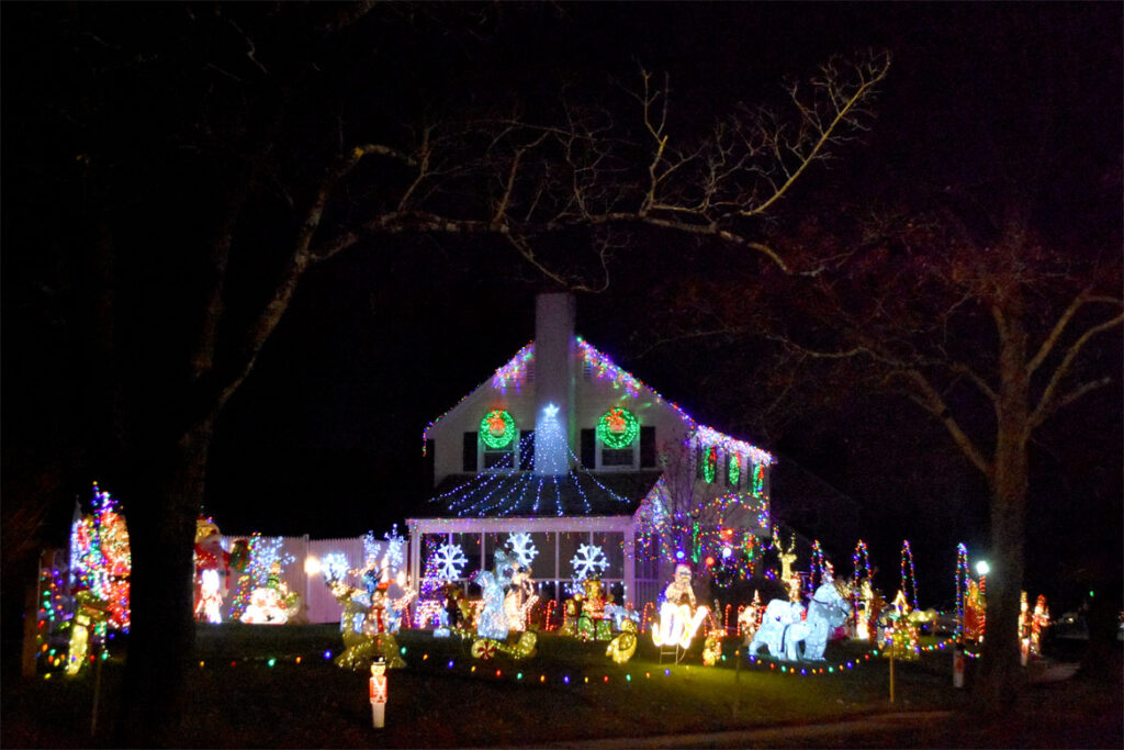 Christmas lights at Oakdale Avenue, Saugus. 2020. (©Greg Cook photo)