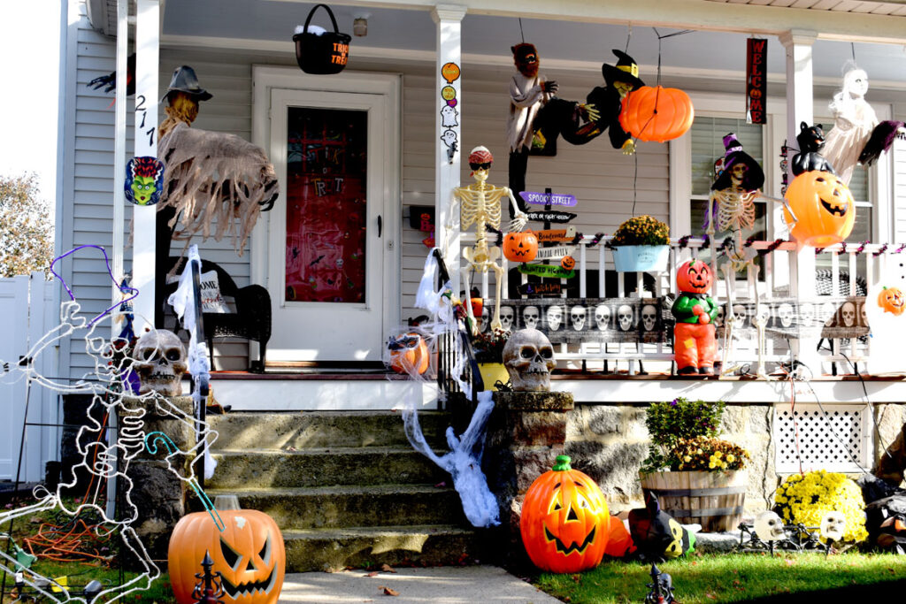 Halloween display at 217 Beach St., Quincy, October 2021. (©Greg Cook photo)