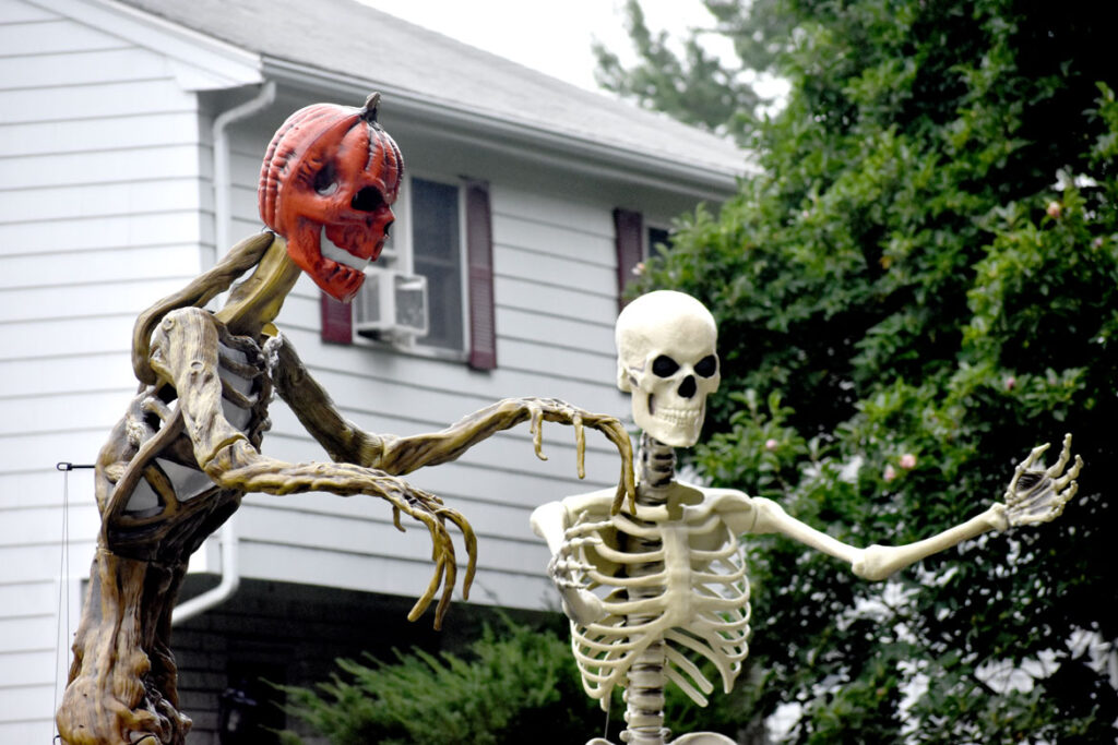 Halloween display at 223 Washington St., Melrose, October 2021. (©Greg Cook photo)