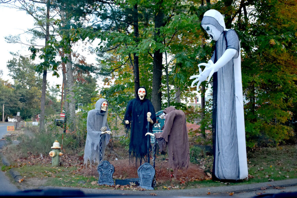 Halloween display at 217 Summer St., Lynnfield, October 2021. (©Greg Cook photo)