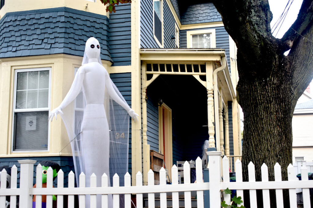 Halloween display at 34 Wallace St., Somerville, September 2021. (©Greg Cook photo)