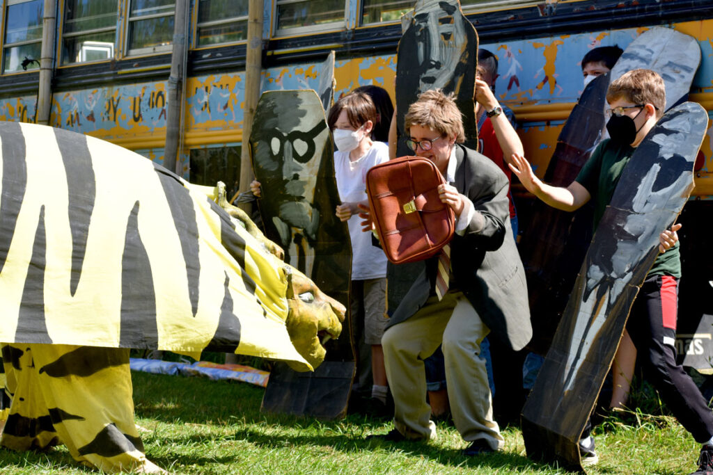 Bread and Puppet Theater rehearses an act objecting to the radically right-wing U.S. Supreme Court during its "Apocalypse Defiance Circus" in Glover, Vermont, Aug. 28, 2022. (© Greg Cook photo)