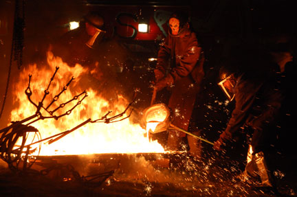 picIronPour102910_0439
