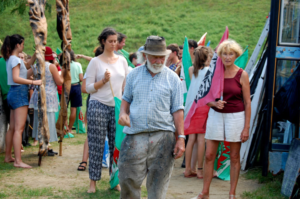 Bread and Puppet Theater founder Peter Schumann (center) oversees a circus rehearsal, Aug. 20, 2016. (Greg Cook)