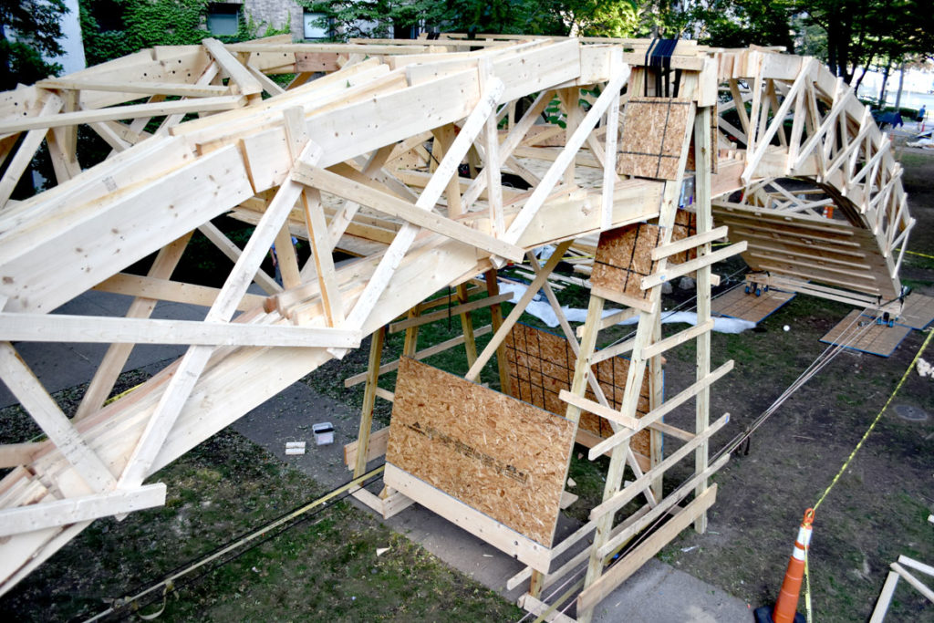 The temporary bridge spanning the courtyard of Massachusetts Institute of Technology’s East Campus residence hall, Cambridge, Aug. 28, 2018. (Greg Cook)
