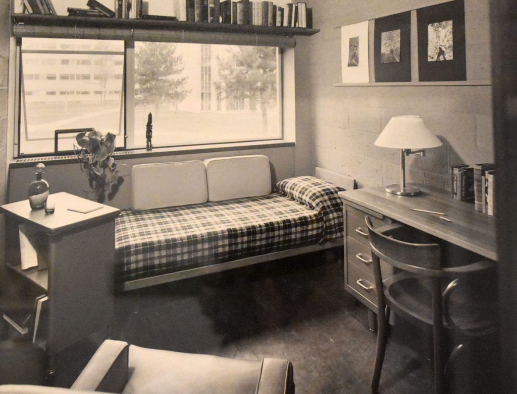 At Harvard Art Museums: Anni Albers bedspread in Harvard Graduate Center, Cambridge (Dormitory room), after 1949.