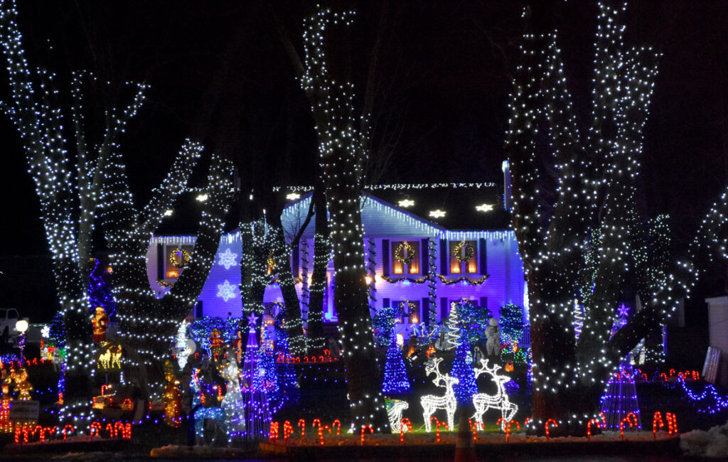 Christmas lights at 403 Lynn Fells Parkway, Saugus. 2020. (©Greg Cook photo)