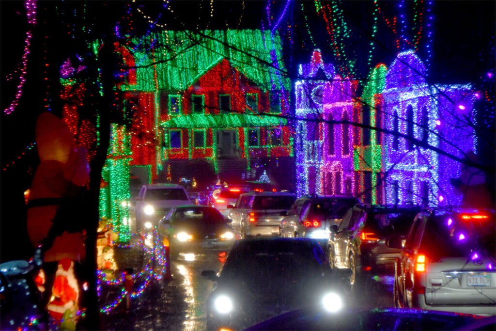 Christmas lights at 12R Concord St., Wilmington. 2020. (©Greg Cook photo)