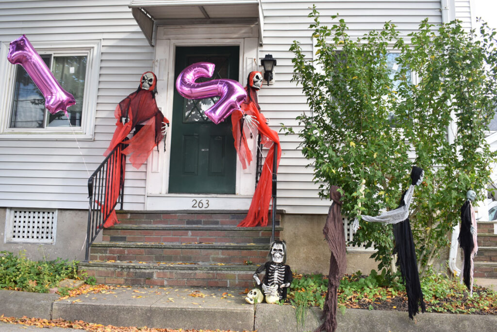Halloween display at 263 Beach St., Quincy, October 2021. (©Greg Cook photo)