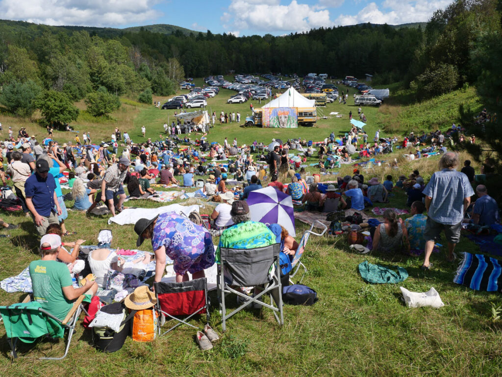 Crowd arrives to watch Bread and Puppet Theater's "Apocalypse Defiance Circus" in Glover, Vermont, Aug. 28, 2022. (© Greg Cook photo)