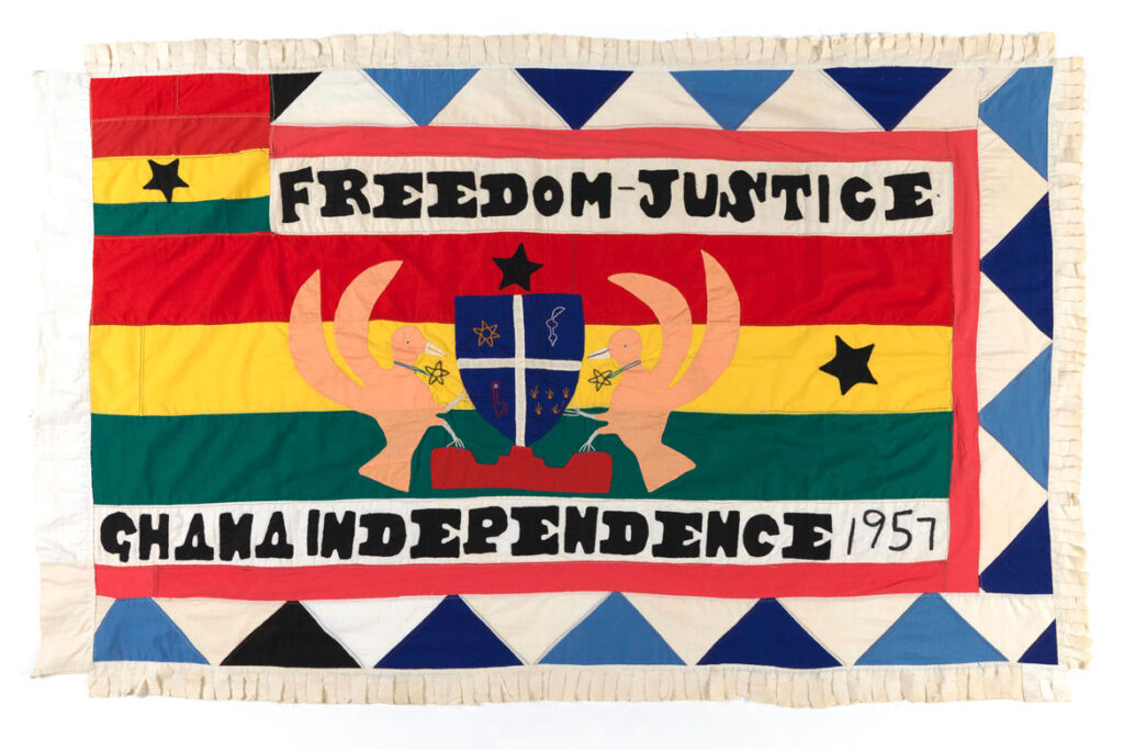 Kobina Badowah, Kormantse workshop, Nkum No. 2 Company Kormantse, 1981; cotton. In another interpretation of the Ghanaian state arms, with their prominent inclusion of eagles, the artist has intensified the connection to the state by turning the background into the Ghanaian flag, simultaneously calling attention to the year 1957, when Ghana gained independence.