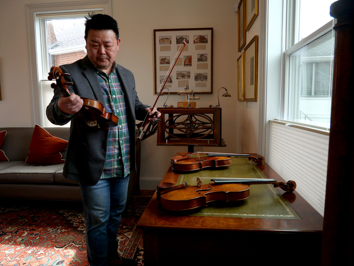 Jae Cosmos Lee of A Far Cry at Reuning & Son Violins, Brookline, March 25, 2024. (©Greg Cook photo)