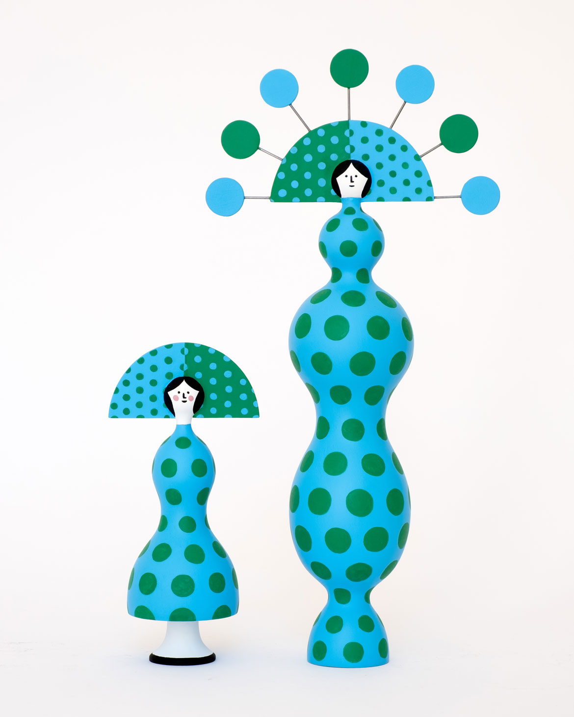 Lesley Barnes and Ross McAuley, "Kiko and Poppy on white," 2025. Installation view at YSP. (Photo © Ross McAuley, courtesy Yorkshire Sculpture Park)