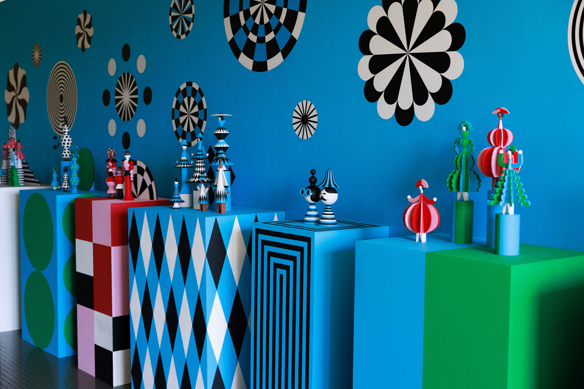 Lesley Barnes and Ross McAuley, "Fashion Play," 2025. Installation view at YSP. (Photo © Jo Crawford, courtesy Yorkshire Sculpture Park)