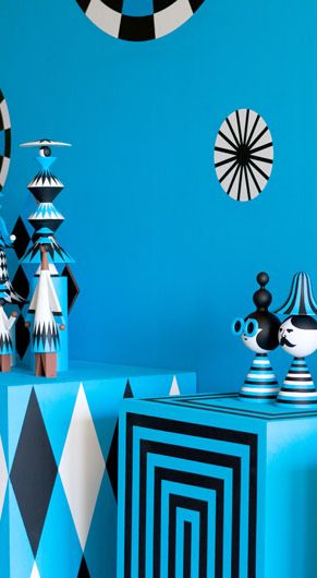 Lesley Barnes and Ross McAuley, "Fashion Play," 2025. Installation view at YSP. (Photo © Jo Crawford, courtesy Yorkshire Sculpture Park)