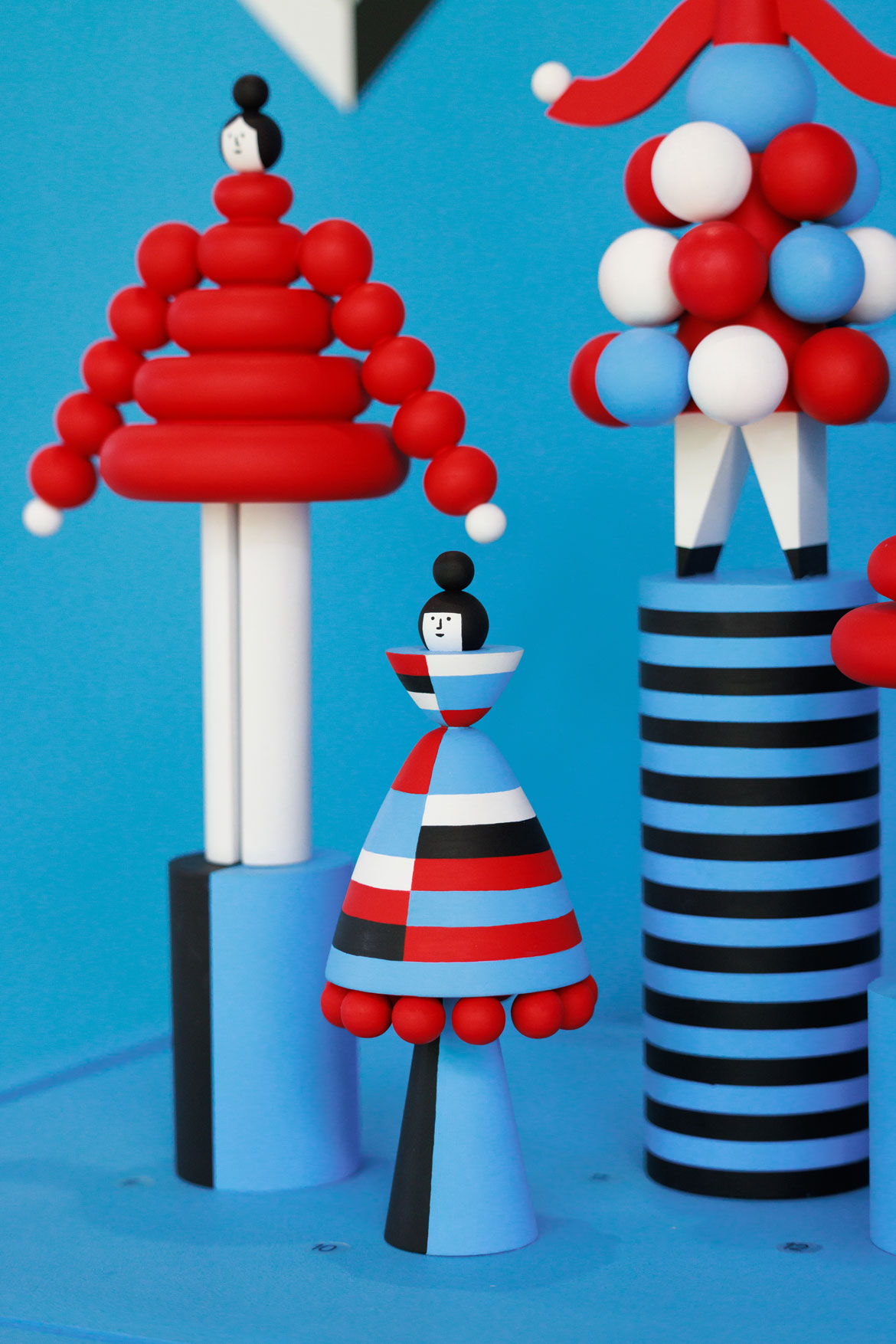 Lesley Barnes and Ross McAuley, "Fashion Play," 2025. Installation view at YSP. (Photo © Jo Crawford, courtesy Yorkshire Sculpture Park)