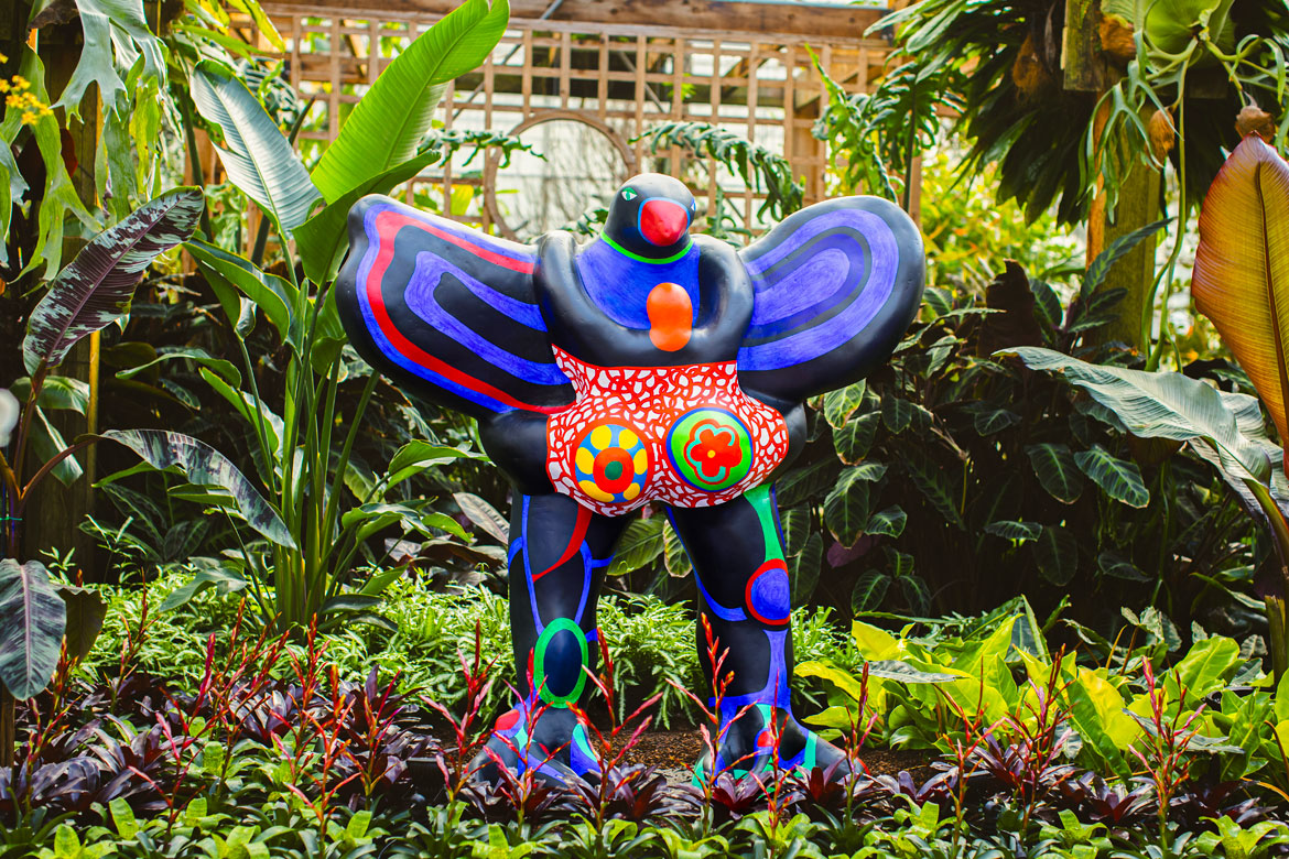 Niki de Saint Phalle. "Oiseau Amoureux," 1990. Installed at the Atlanta Botanical Garden, 2026 © 2026 Niki Charitable Art Foundation, All rights reserved. (Courtesy Atlanta Botanical Garden)