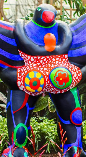 Niki de Saint Phalle. "Oiseau Amoureux," 1990. Installed at the Atlanta Botanical Garden, 2026 © 2026 Niki Charitable Art Foundation, All rights reserved. (Courtesy Atlanta Botanical Garden)