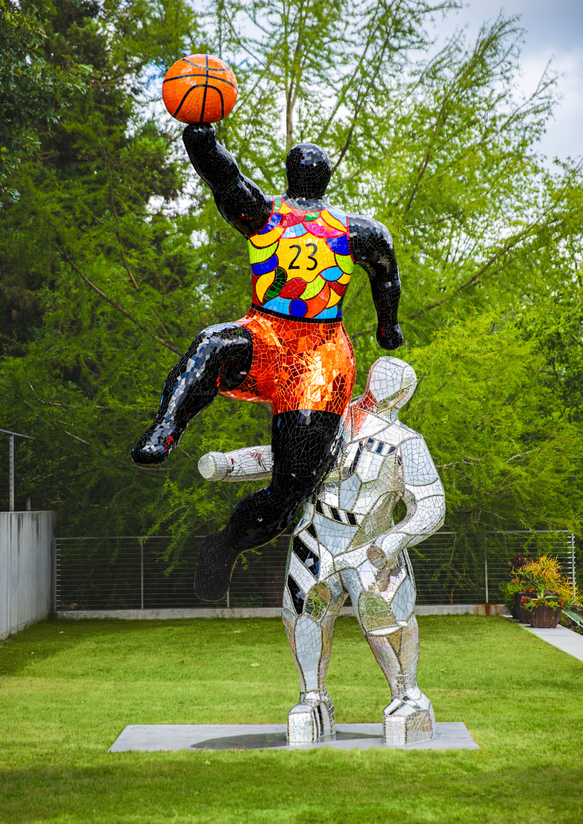 Niki de Saint Phalle. "#23 Basketball Player," 1996. Installed at the Atlanta Botanical Garden, 2026 © 2026 Niki Charitable Art Foundation, All rights reserved. (Courtesy Atlanta Botanical Garden)