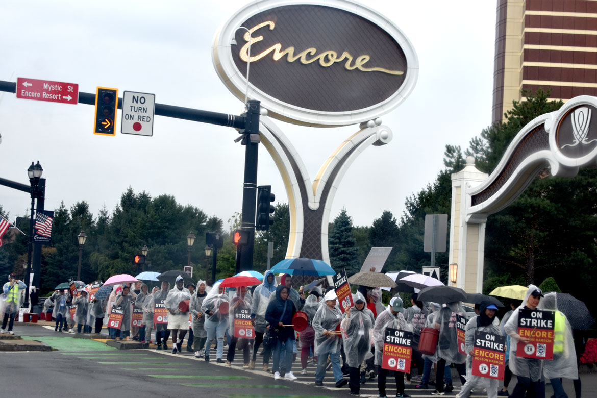 Union workers picket Encore casino in Everett, Sept. 13, 2026. (©Greg Cook photo)