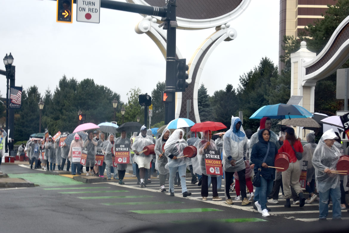 Union workers picket Encore casino in Everett, Sept. 13, 2026. (©Greg Cook photo)