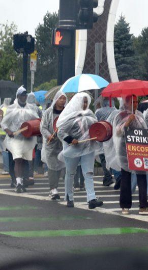 Union workers picket Encore casino in Everett, Sept. 13, 2026. (©Greg Cook photo)