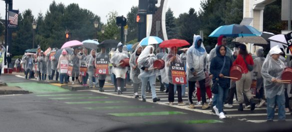 Union workers picket Encore casino in Everett, Sept. 13, 2026. (©Greg Cook photo)