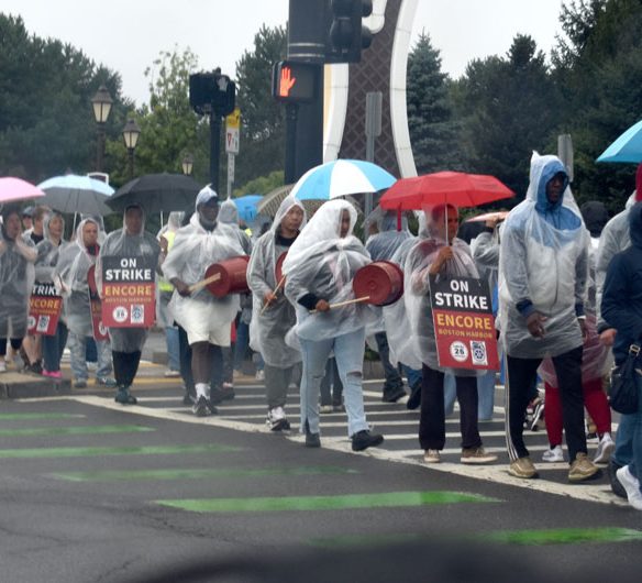 Union workers picket Encore casino in Everett, Sept. 13, 2026. (©Greg Cook photo)