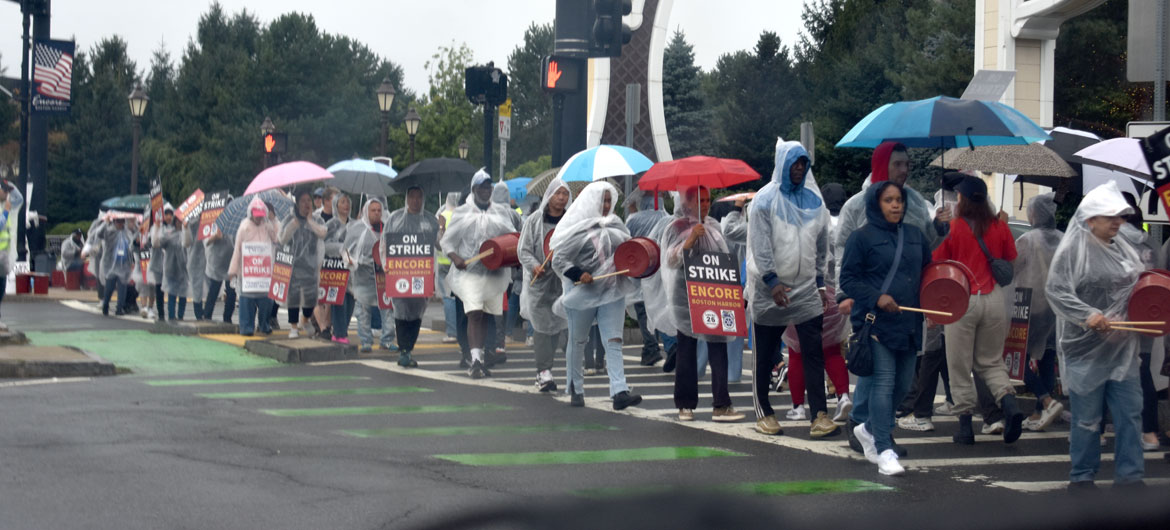 Union workers picket Encore casino in Everett, Sept. 13, 2026. (©Greg Cook photo)