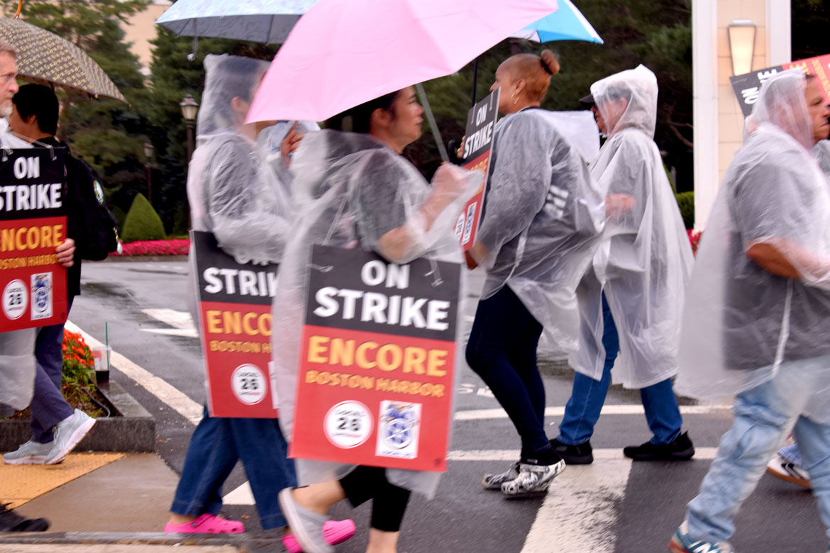 Union workers picket Encore casino in Everett, Sept. 13, 2026. (©Greg Cook photo)