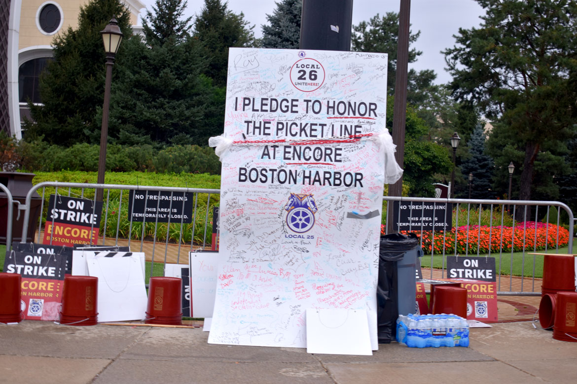 Union workers picket Encore casino in Everett, Sept. 13, 2026. (©Greg Cook photo)