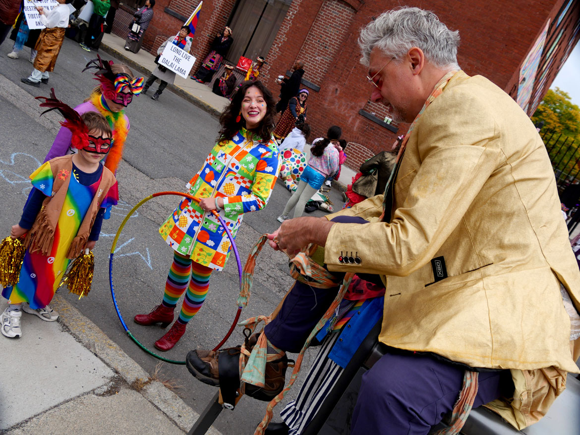 Stilter Shawn Morrissey preparing for the Honk Parade, Sunday, Oct. 11, 2026. (©Greg Cook photo)
